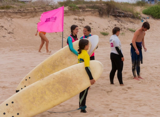 Atendiendo al monitor de surf